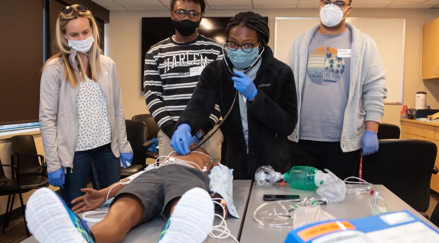 Student Diane Appiasie in the Simulation Clinic as part of the Porter Scholars  in Medicine